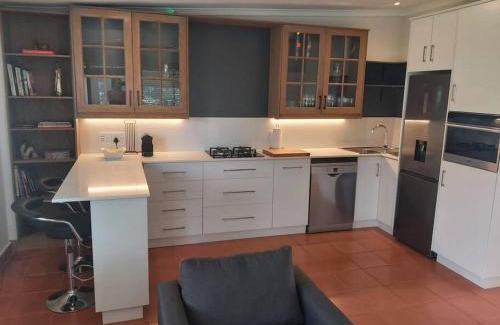 Greater Johannesburg Metropolitan Area Apartment | Modern Fernpark Cottage with Pool and Ocean View
