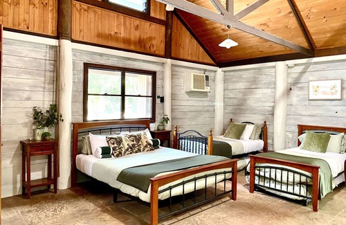 Byfield Hotel | Discover Ferns Hideaway Resort: Guest Rated 9.8 with Pool