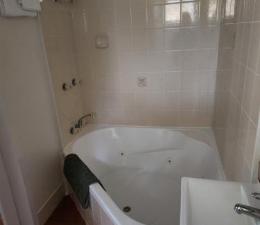 Horse Creek Hotel | Top-Rated Ferns Miners Rest with Relaxing Hot Tub Access