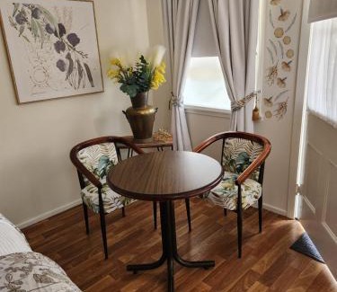 Horse Creek Hotel | Top-Rated Ferns Miners Rest with Relaxing Hot Tub Access