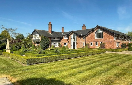 Knutsford House | Fernside Home in Cheshire: Pet-Friendly with Lake View Spa