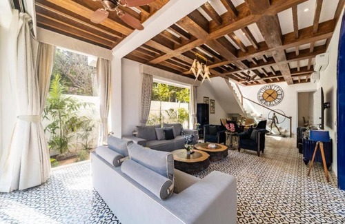 Assagao Villa | Discover Fernweh Villa: Family-Friendly with Pool & Hot Tub