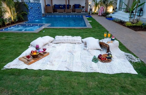 Assagao Villa | Discover Fernweh Villa: Family-Friendly with Pool & Hot Tub