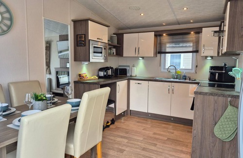 Hopton Cottage | FERNWOOD LODGE, pet friendly, with pool in Belton, Norfolk