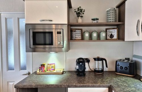 Hopton Cottage | FERNWOOD LODGE, pet friendly, with pool in Belton, Norfolk