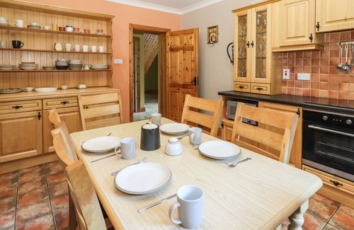 Killarney Cottage | Fernwood: Pet-Friendly Retreat with Cozy Open Fire in Killarney