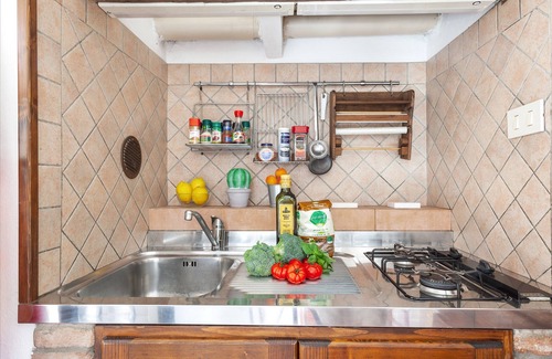 Ferrara Apartment | Cozy Ferrara Mercato Studio with Breakfast & Kitchen Access