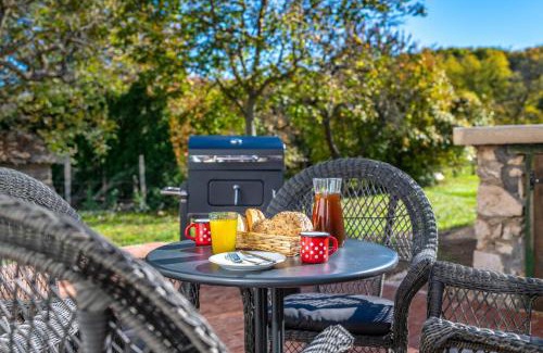 Csesznek Apartment | Experience Ferrata Vár Vendégház: Pet-Friendly Oceanfront Retreat