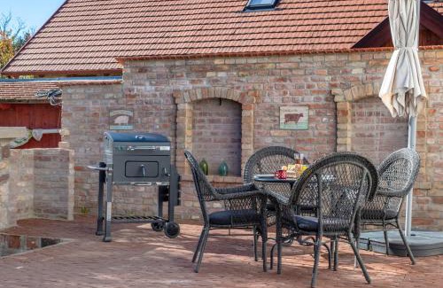 Csesznek Apartment | Experience Ferrata Vár Vendégház: Pet-Friendly Oceanfront Retreat