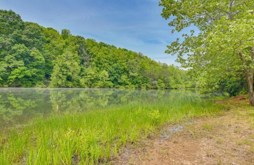 Smith River House | Cozy Ferrum Moonshine Cabin with Fire Pit & Pet Friendly