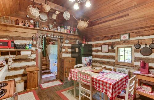 Smith River House | Cozy Ferrum Moonshine Cabin with Fire Pit & Pet Friendly
