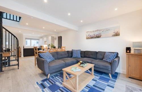 West Looe House | Pet-Friendly Retreat at Ferry View - Rated 9/10 by Guests