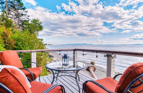 Point Roberts House | Oceanfront Ferry Viewer Cottage with Breathtaking Views