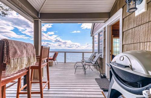 Point Roberts House | Oceanfront Ferry Viewer Cottage with Breathtaking Views