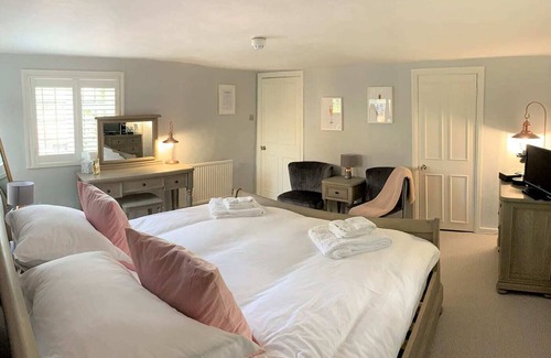 Moulsford on Thames Hotel | Discover Ferrymans Cottage: Family-Friendly Retreat Awaits