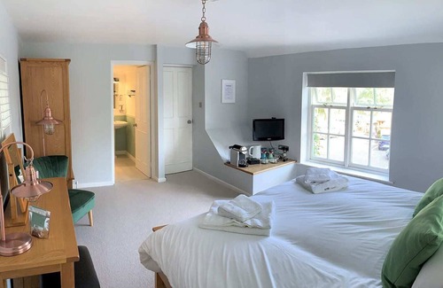 Moulsford on Thames Hotel | Discover Ferrymans Cottage: Family-Friendly Retreat Awaits