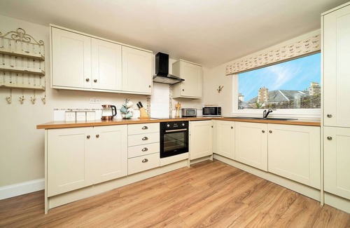 Broughty Ferry Ski Chalet | Cozy Ferry View with Private Balcony and Family Amenities