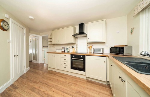 Broughty Ferry Ski Chalet | Cozy Ferry View with Private Balcony and Family Amenities