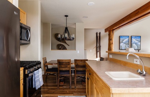 Saddle Ridge House | Exclusive Saddle Ridge Townhome: Ski-in/Ski-out & Hot Tub