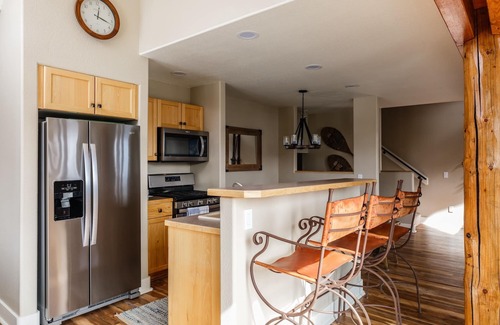 Saddle Ridge House | Exclusive Saddle Ridge Townhome: Ski-in/Ski-out & Hot Tub