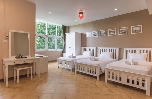 Wat Ratchabophit House | Guest Rated 8.8: Feung Nakorn Balcony Rooms & Cafe
