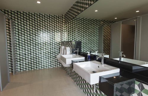 Wat Ratchabophit House | Guest Rated 8.8: Feung Nakorn Balcony Rooms & Cafe