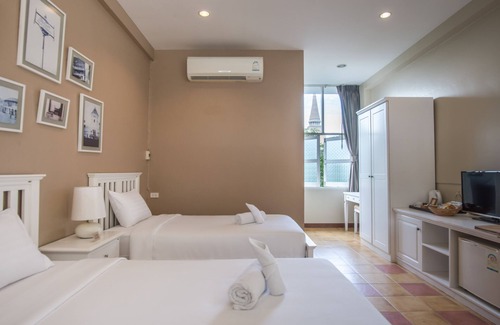 Wat Ratchabophit House | Guest Rated 8.8: Feung Nakorn Balcony Rooms & Cafe
