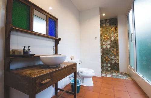 Wat Ratchabophit House | Guest Rated 8.8: Feung Nakorn Balcony Rooms & Cafe