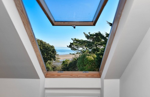 Abersoch House | Discover Oceanfront Bliss: Walk to Beach & Enjoy Hot Tub