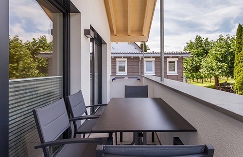 Hagnau Apartment | Cozy Fewo 302: Family-Friendly Stay with Kitchen Amenities