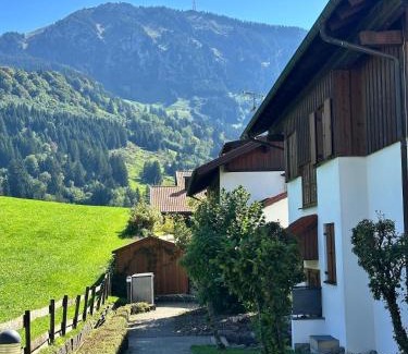 Rettenberg Apartment | FeWo Alpenherz im Allgäu, mit Balkon und Bergblick
