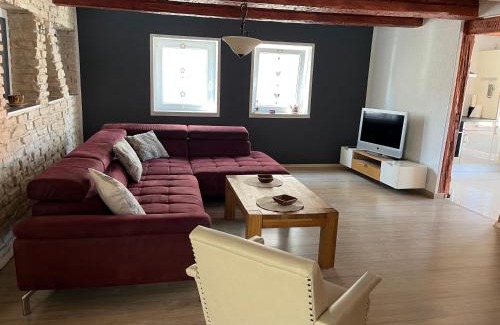 Burg Stargard Apartment | Comfortable Getaway at Fewo am Fuße der Burg Stargard