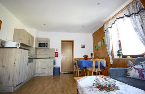 Sehmatal-Neudorf Apartment | Family-Friendly Retreat in Neudorf with Garden & Grill