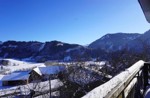 Wort Apartment | FeWo BergZeit auf 1000 m Höhe mit Balkon, Parkplatz, WLAN, Küche