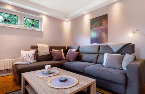 Deinste Apartment | Family-Friendly Getaway at Fewo Birkenallee - Lavendel