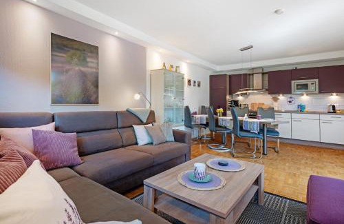 Deinste Apartment | Family-Friendly Getaway at Fewo Birkenallee - Lavendel