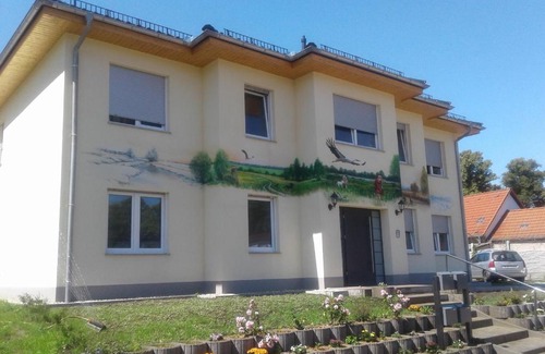 Topchin Apartment | Comfortable Haven for 6 in Mittenwalde - Pet Friendly