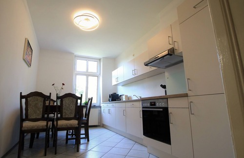 Neupetershain Nord Apartment | Family-Friendly Fewo Gartenglück with Pool and Spa