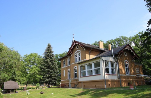 Neupetershain Nord Apartment | Family-Friendly Fewo Gartenglück with Pool and Spa