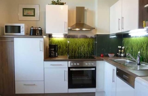 Sudstadt Apartment | Discover Fewo Gründerzeitflair: Family-Friendly Stay