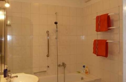 Sudstadt Apartment | Discover Fewo Gründerzeitflair: Family-Friendly Stay