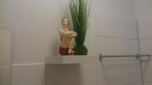Langen b. Bremerhaven Apartment | Guest Favorite Fewo Kroker: Pet-Friendly & Hot Tub Bliss