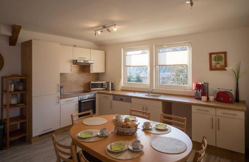 Steinkirchen Apartment | Family-Friendly FEWO Maisonettenwohnung with Top Guest Ratings
