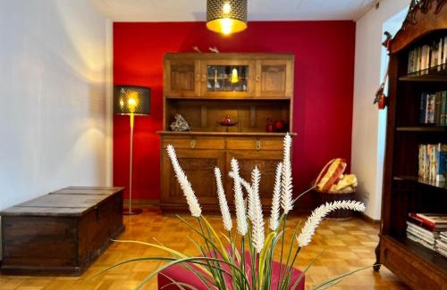Malterdingen House | Fewo Sophie: Cozy Retreat with Kitchen, TV & Pet Options
