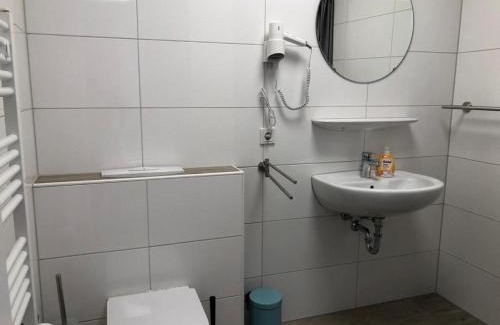 Fedderwardergroden Apartment | Cozy Fewo und Meer WHV: Family-Friendly with Hot Tub