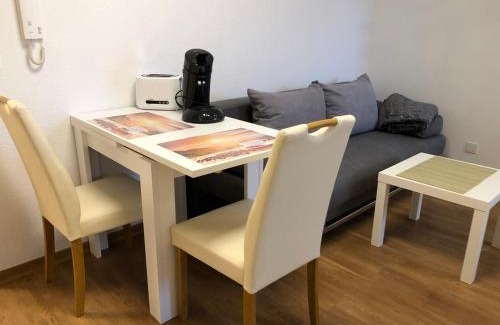 Fedderwardergroden Apartment | Cozy Fewo und Meer WHV: Family-Friendly with Hot Tub