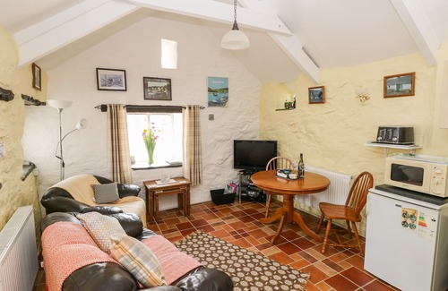 Trefin Cottage | Cozy FFYNNON TOM Cottage with Garden Near Ocean Views