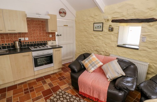 Trefin Cottage | Cozy FFYNNON TOM Cottage with Garden Near Ocean Views