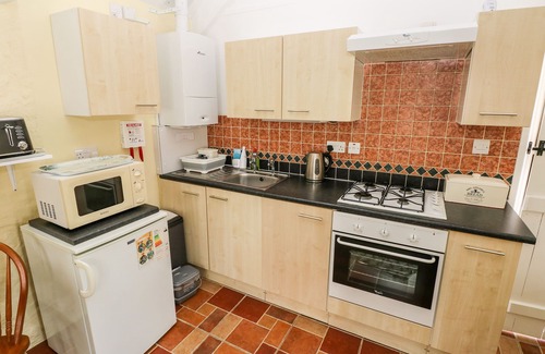 Trefin Cottage | Cozy FFYNNON TOM Cottage with Garden Near Ocean Views