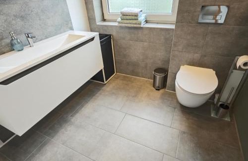 Hof Apartment | Stylish Apartment with Balcony Near FH - Pet & Child Friendly